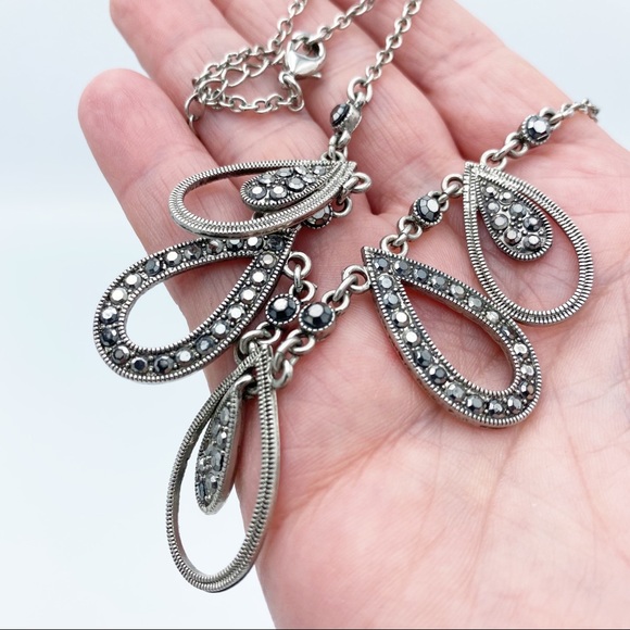 Liz Claiborne Silver Tone Tear Drop w/Rhinestones Statement Necklace - Picture 6 of 11